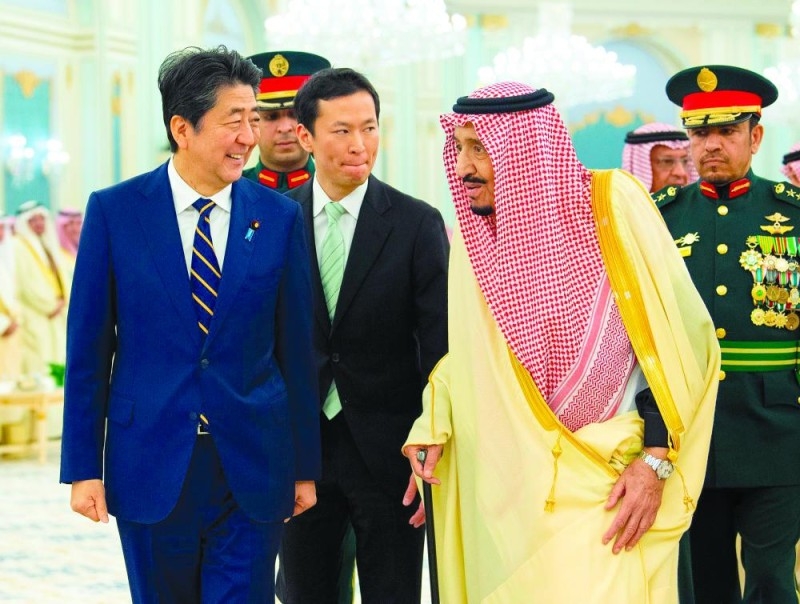 الملك يبحث التعاون في الطاقة المتجددة والذكاء الاصطناعي مع رئيس وزراء اليابان