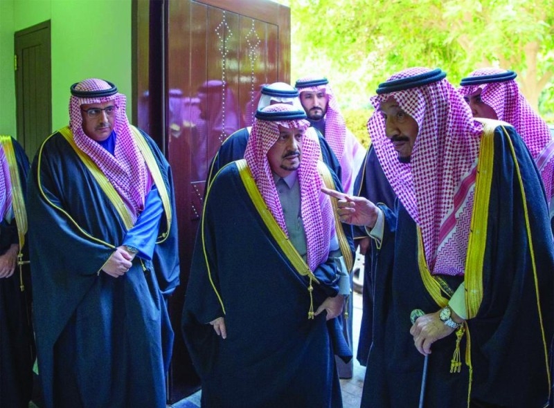 الملك يؤدي صلاة الميت على الأمير بندر بن محمد