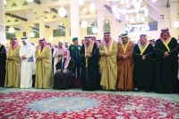 الملك يؤدي صلاة الميت على الأمير بندر بن محمد