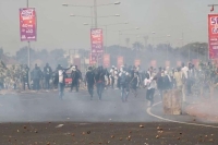 «الحجارة تواجه الغاز».. اشتباكات بين الشرطة ومتظاهرين بجامبيا