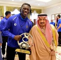 أمير الرياض يستقبل رئيس نادي الهلال ولاعبي الفريق الأول