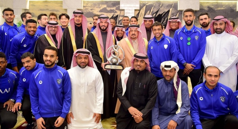 أمير الرياض يستقبل رئيس نادي الهلال ولاعبي الفريق الأول