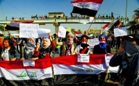 محتجو العراق يتطلعون إلى دعم «السيستاني»