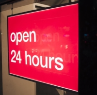 «الخبر» ترخص لـ 10 محلات بالعمل 24 ساعة