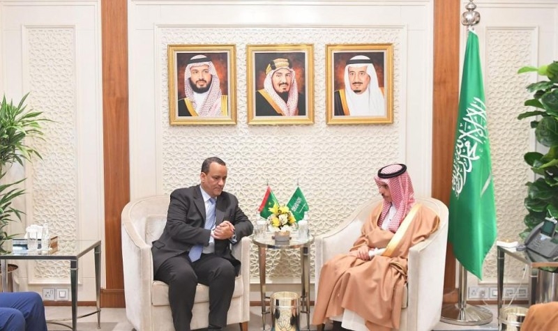 وزير الخارجية يستعرض العلاقات الثنائية مع نظيره الموريتاني  