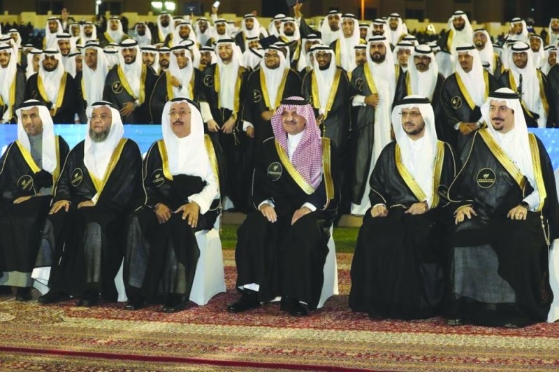 
الأمير سعود بن نايف يتوسط الطلاب ومنسوبي الجامعة