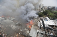 حريق يشرد 3 آلاف ويدمر 1500 كوخ في بنجلاديش