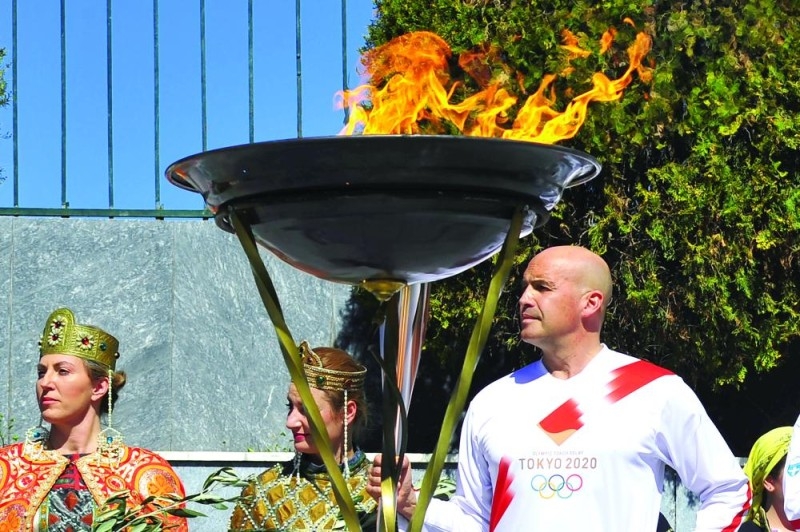 تسليم شعلة أولمبياد 2020 خلف أبواب مغلقة