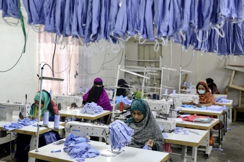 «كورونا» يضرب صناعة الملابس في بنجلاديش