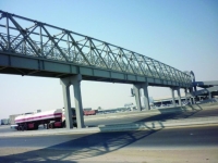 استمرار أعمال تنفيذ جسر مشاة طريق الخليج بالدمام