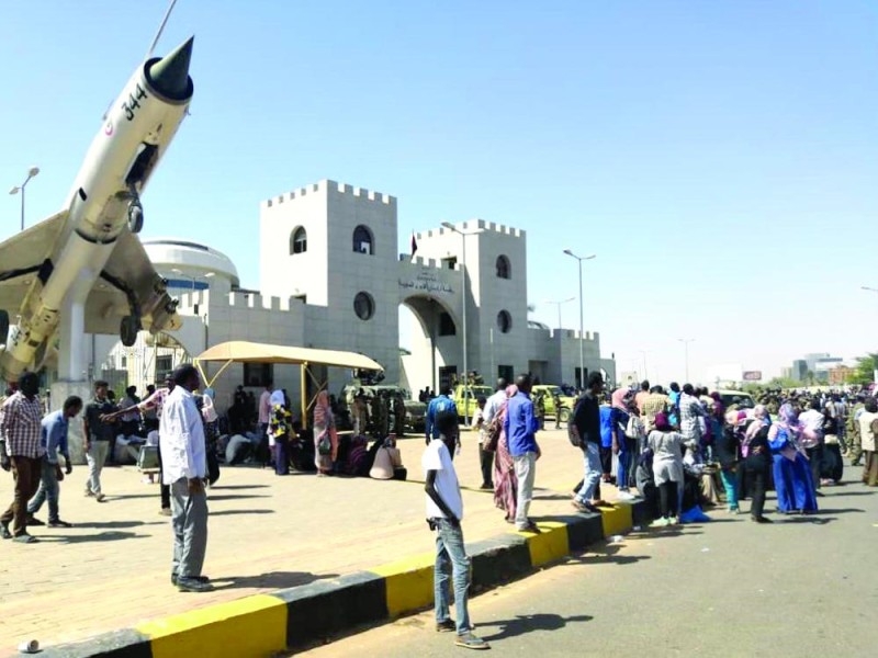 
بداية اعتصام السودانيين بقيادة الجيش لمساعدتهم في خلع النظام (رويترز)