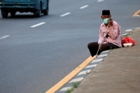 ارتداء أقنعة الوجه شرط التواجد في شوارع إندونيسيا