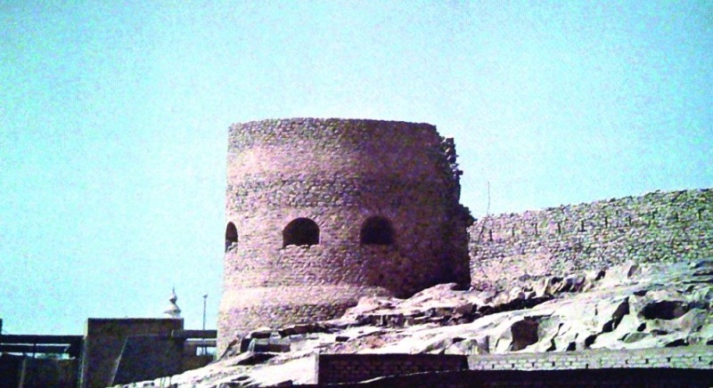 قلعة العزيزية.. ثكنة عسكرية حصينة في «موطن الحضارات»