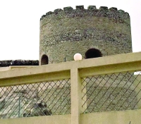 قلعة العزيزية.. ثكنة عسكرية حصينة في «موطن الحضارات»