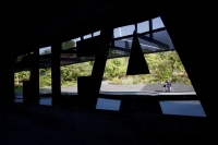 «فيفا» يحدد ضوابط خاصة بعقود اللاعبين وفترات الانتقالات
