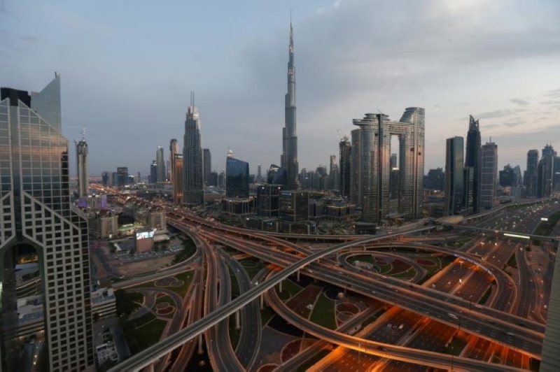 دبي تخفض الإنفاق وتجمد التوظيف بالهيئات الحكومية
