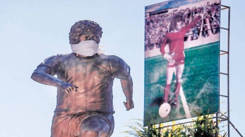 تمثال مارادونا لم يسلم من «كورونا»