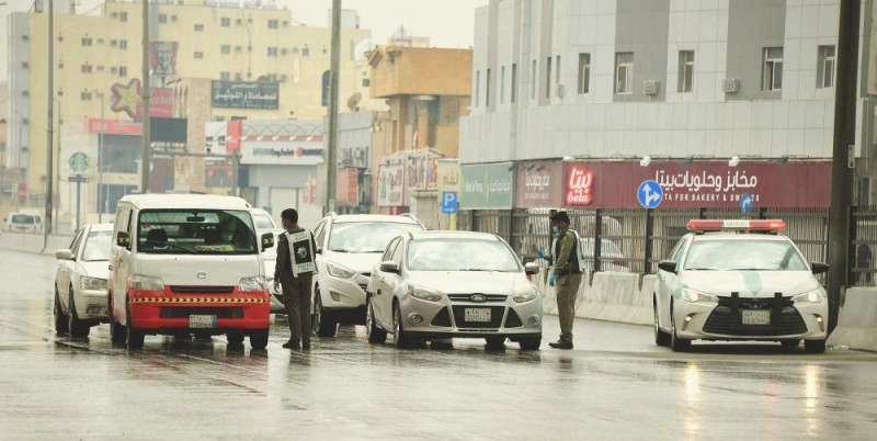 مع هطول الأمطار .. الجهات الأمنية بالمنطقة الشرقية تواصل تطبيق أمر منع التجول