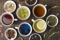 الشاي الأخضر والمكسرات تنافس القهوة على شحذ الطاقة
