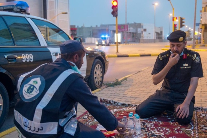 بالصور.. إفطار رجال الأمن في الميدان أثناء منع التجول بالقصيم