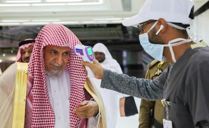  قياس الحرارة للأئمة والمؤذنين والأمن قبل دخول المسجد الحرام