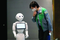 روبوت يستقبل مرضى كورونا في اليابان
