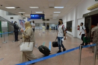 وصول العائدين من الخرطوم وتونس إلى مطار جدة
