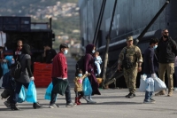 وسط إجراءات مشددة ..اليونان تنقل 400 مهاجر من مخيم ليسبوس