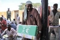 مركز الملك سلمان يوزع 400 سلة غذائية لمتضرري فيضانات الصومال