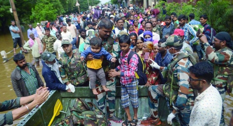 الهند تجلي الآلاف ترقبا لـ «أمفان»