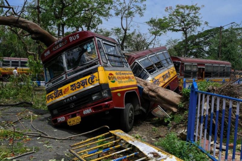 إعصار «أمفان» يقتلع الأشجار والمنازل ويتسبب بمقتل 95 في الهند وبنجلاديش