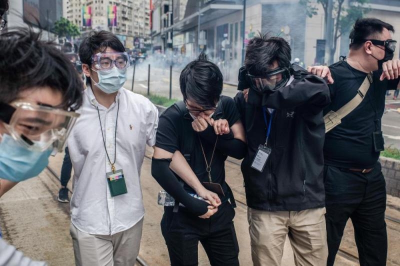 المظاهرات تعود إلى هونج كونج.. والشرطة تفرقها بـ«رذاذ الفلفل»