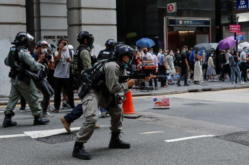 المظاهرات تعود إلى هونج كونج.. والشرطة تفرقها بـ«رذاذ الفلفل»