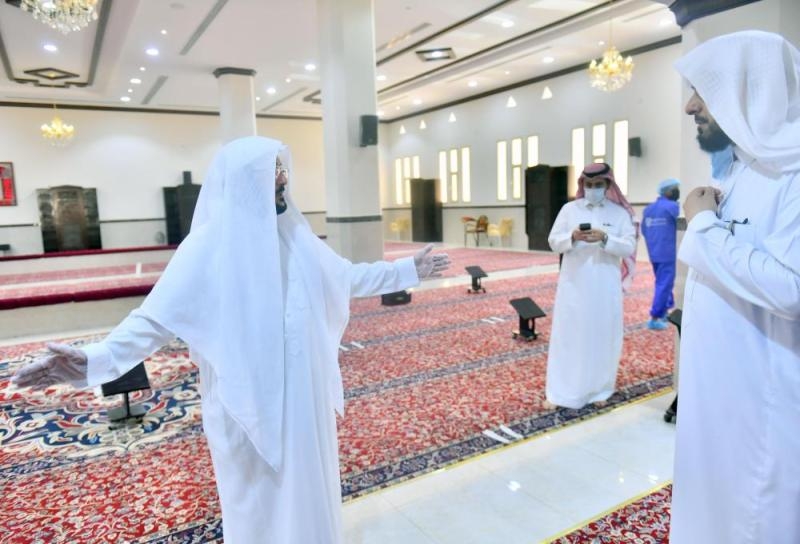 وزير الشؤون الإسلامية يتفقد جاهزية المساجد لاستقبال المصلين فجر الأحد