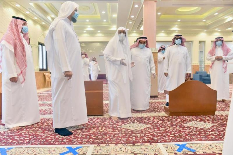 وزير الشؤون الإسلامية يتفقد جاهزية المساجد لاستقبال المصلين فجر الأحد