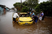 ‬مقتل 7 على الأقل في عاصفة مدارية بالسلفادور