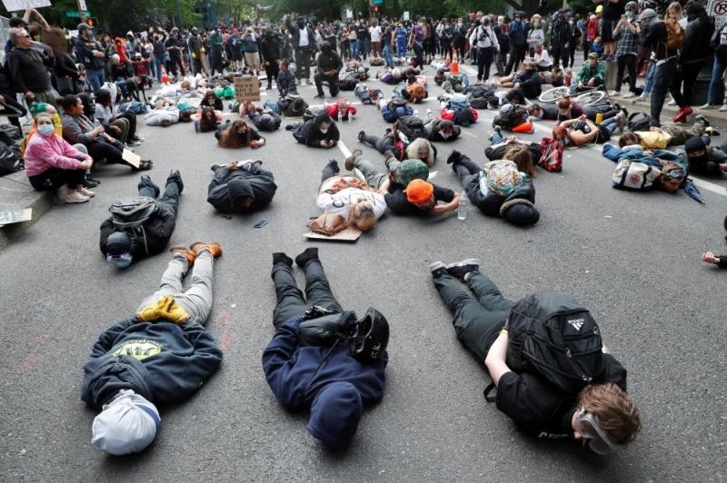 أمريكا.. مخاوف من انتشار كورونا بين المتظاهرين بسبب مقتل 