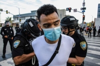 أمريكا.. مخاوف من انتشار كورونا بين المتظاهرين بسبب مقتل 