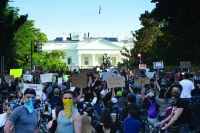 عشرات آلاف الأمريكيين يتحدون منع التجول ويواصلون التظاهرات