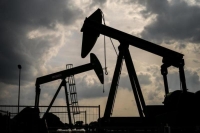 تراجع أسعار النفط بفعل تجدد مخاوف "فائض المعروض"