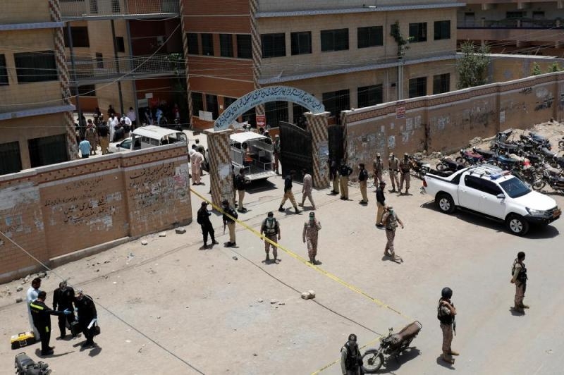 مقتل وإصابة 9 إشخاص إثر إلقاء قنبلة على مكتب حكومي بكراتشي