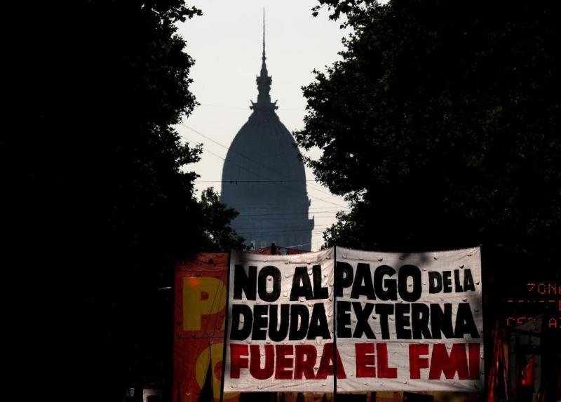 الأرجنتين تمدد محادثات إعادة هيكلة ديونها لأكثر من شهر