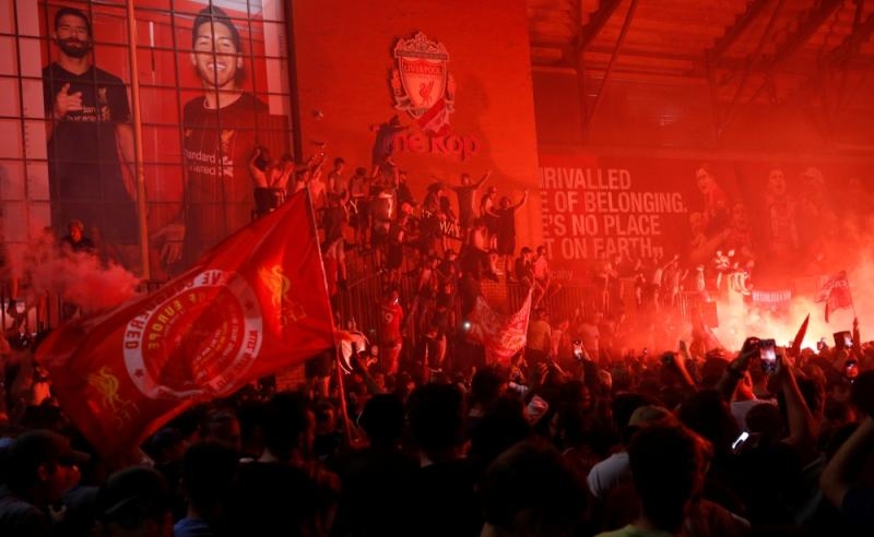 جماهير ليفربول تحول المدينة إلى اللون الأحمر
