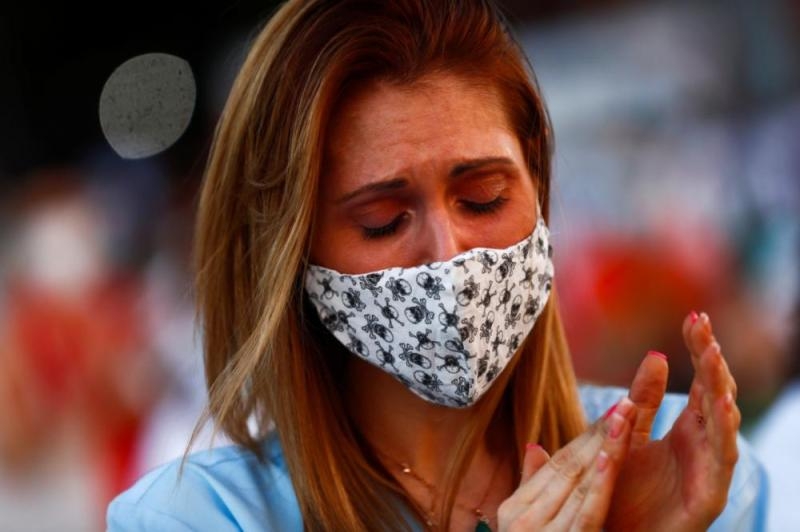 مدريد.. عاملون في الصحة يتظاهرون بـ«الكمامات» لهذا السبب
