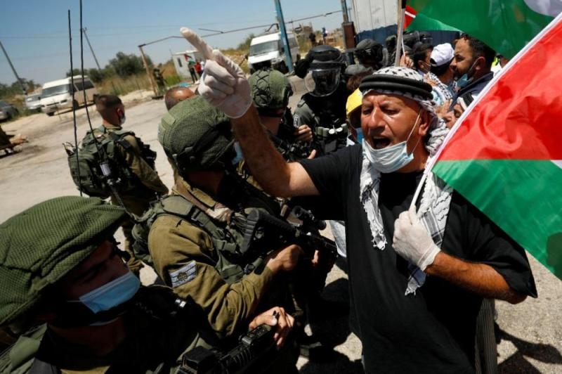 قوات الاحتلال تعتقل 4 فلسطينيين من نابلس