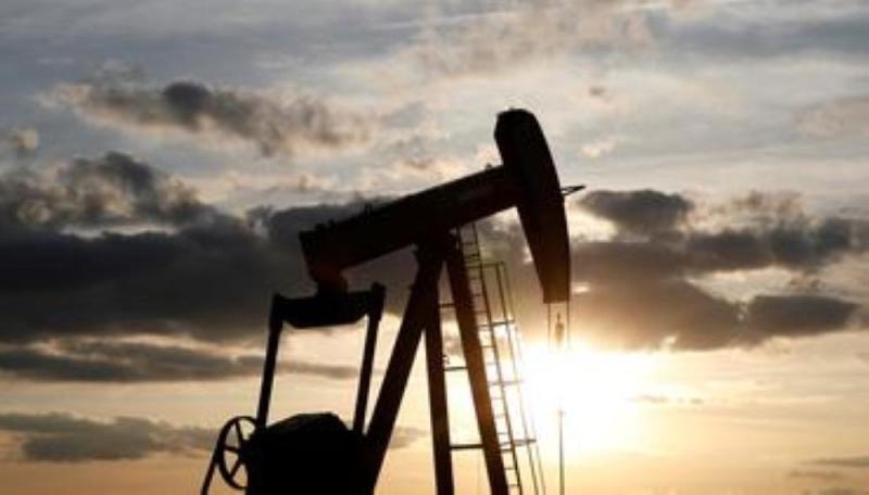 ارتفاع النفط مع تراجع المخزونات الأمريكية 