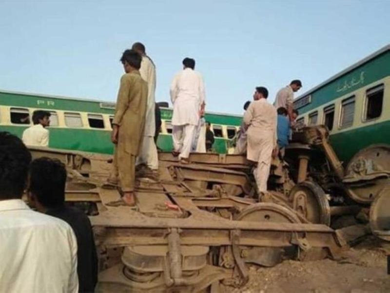 باكستان.. مصرع 20 شخصاً إثر اصطدام قطار بحافلة ركاب