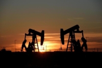 النفط يتراجع وسط الإغلاقات الجديدة في أمريكا للسيطرة على الوباء