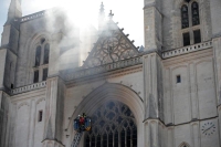 اندلاع حريق في كاتدرائية نانت التاريخية