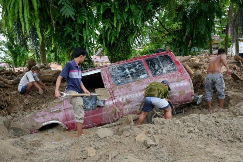 تضرر 2281 أسرة من فيضانات عارمة في إندونيسيا 